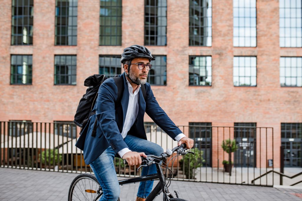 Betriebliches Gesundheitsmanagement am emerge INSTITUT in Bad Homburg - Mann fährt zur Arbeit